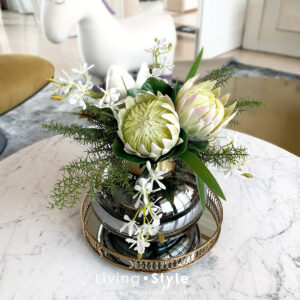 ดอกโพรเทีย และ ดอกแมกโนเลีย สีขาว ในแจกันแก้วรมควันทรงกลมสไตล์โมเดิร์น สำหรับตกแต่งบ้าน โต๊ะโซฟา ห้องรับแขก และพื้นที่ต่างๆ จาก Livingstyle